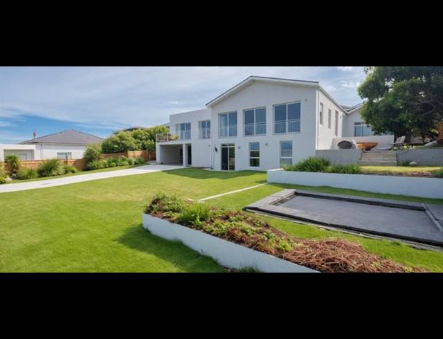 6 BEDROOM HOUSE FOR SALE IN KLEINBAAI